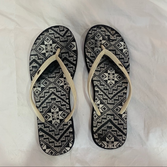 Hollister Shoes - ⭐️ Black & White Flip Flops